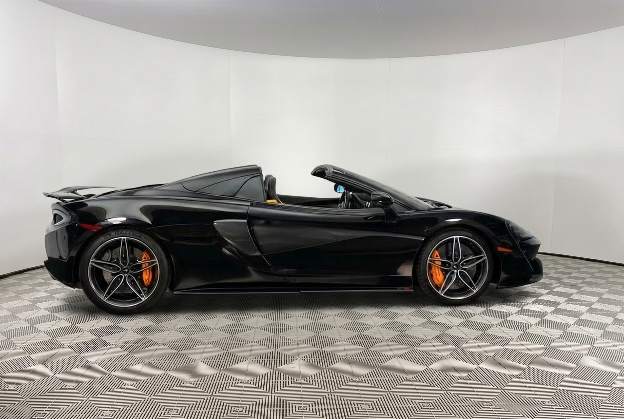 
								2019 McLaren 570S full									