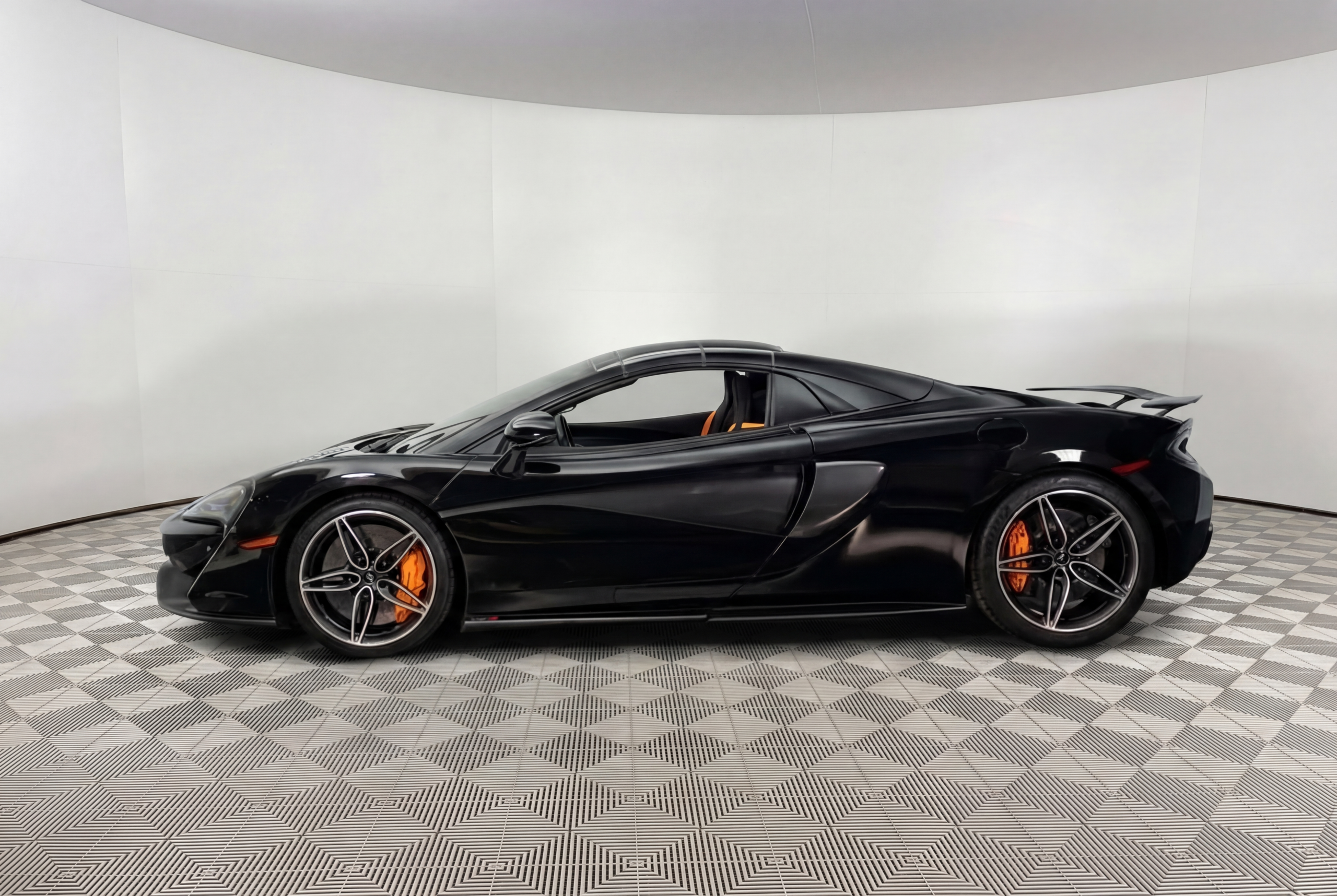 
								2019 McLaren 570S full									