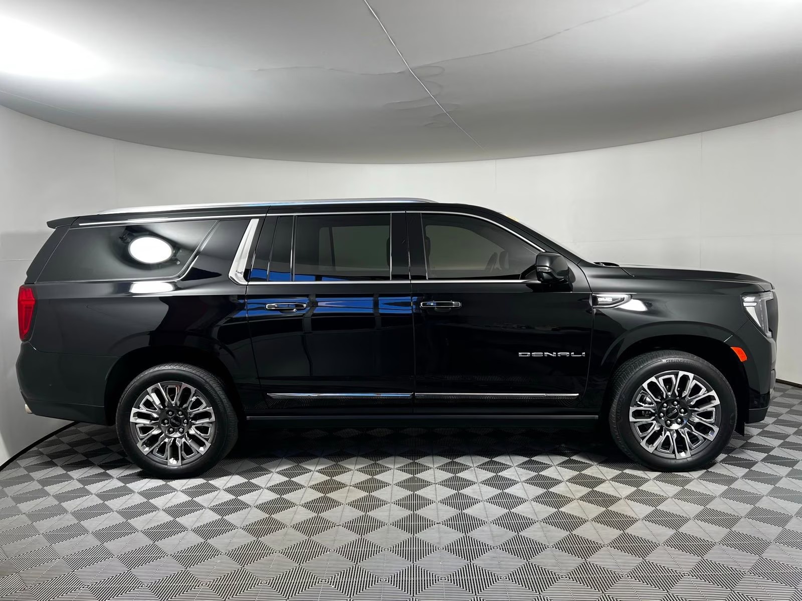 
								2024 GMC Yukon XL DENALI Ultimate full									